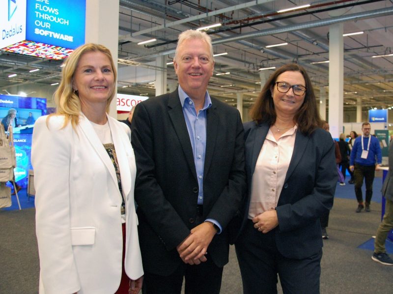 To av lederne fra klyngeorganisasjonene, Lena Nymo Helli fra Norway Health Tech og Arild Kristensen fra HealthCatalyst og Norwegian Smart Care Cluster, og leder for Direktoratet for e-helse Mariann Hornnes under EHiN-konferansen 2022.